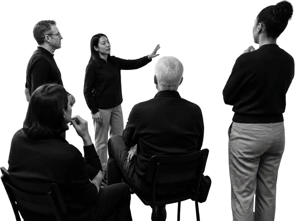 Équipe dirigeante en discussion devant un mur de travail