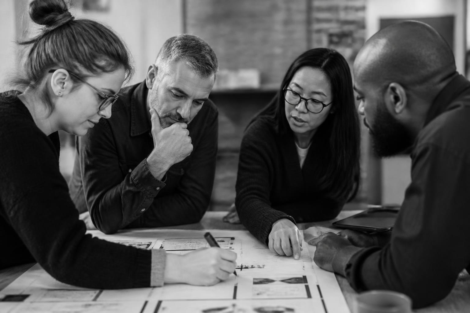 Managers réunis autour d’une table pour construire et annoter un workflow